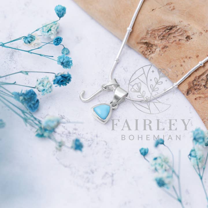 | collier de pierre de naissance et initiale | pour la vente par Fairley Bohemian