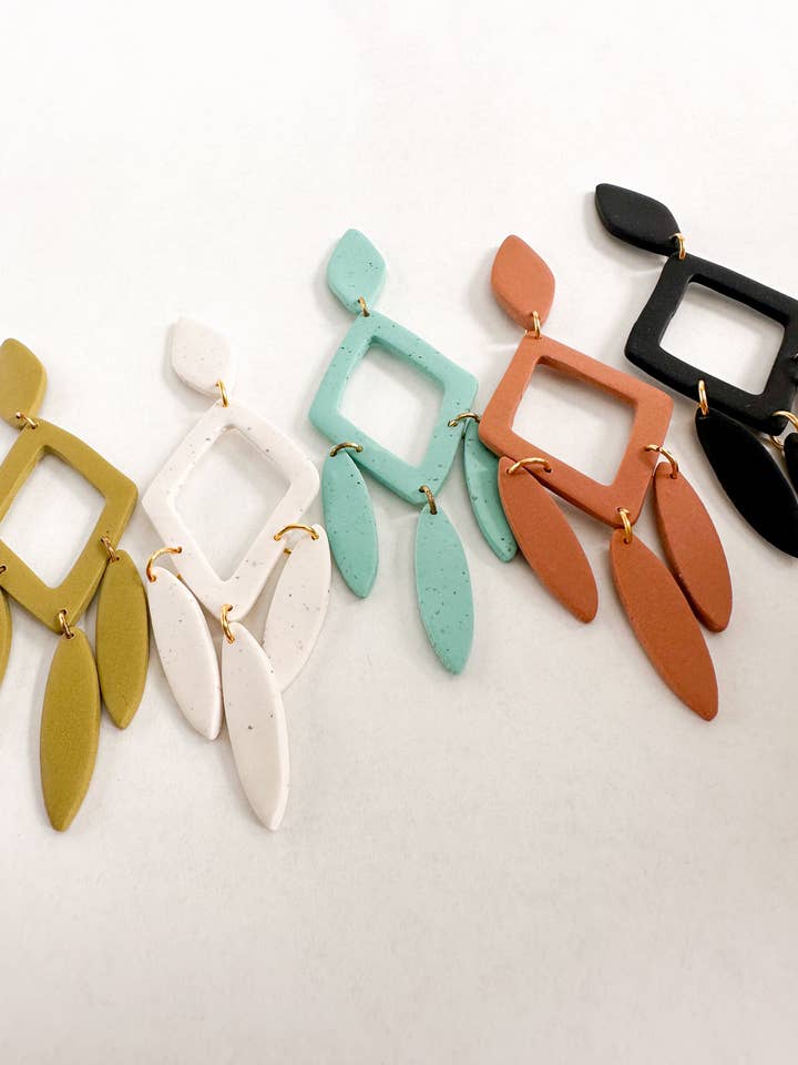 Serena | Boucles d'oreilles en argile faites à la main pour la vente par The Nothing Is Wasted Shop