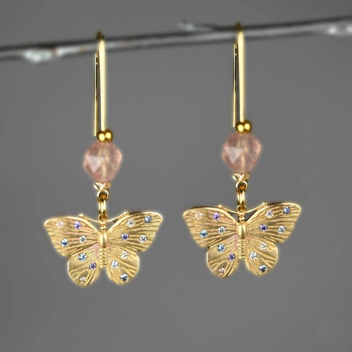 Sommerfugle med farvede sten & ædelstens lange trådøreringe for engroshandel hos KBD Studio