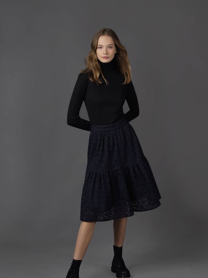 Jupe à petites fleurs pour la vente par Zaikamoya