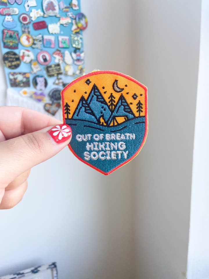 Iron on Patch (Out of Breath Hiking Society) per la vendita all'ingrosso da parte di Wild Rabbit Beads