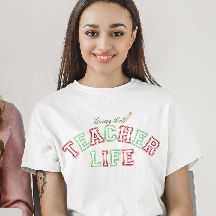 Camiseta del equipo universitario Living that Teacher Life para venta al por mayor de Perfectly Diverse Trendz, LLC
