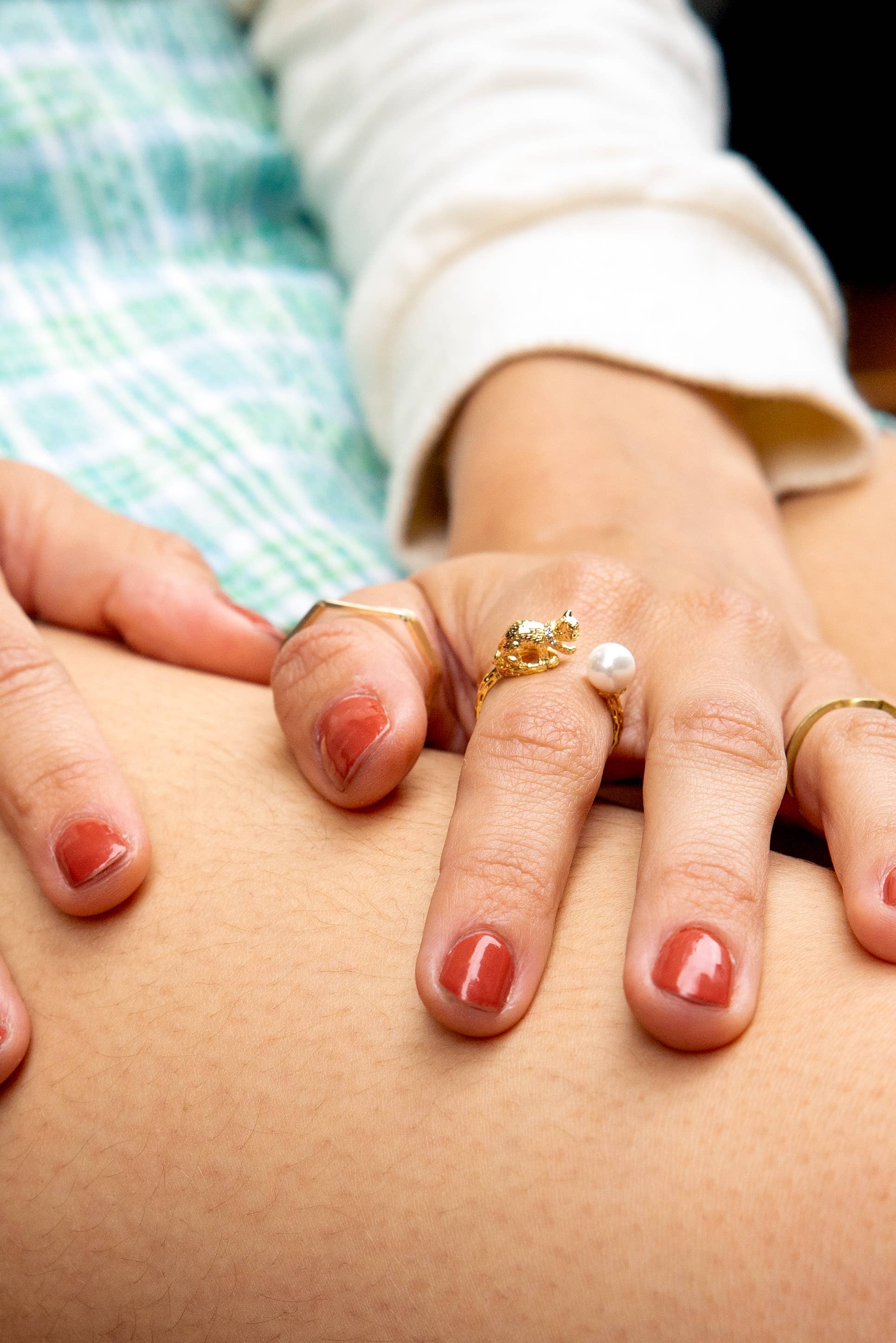 Peter and June - Venta al por mayor Anillo de banda/apilable - Anillo Cat's Cradle, chapado en oro de 18 quilates y perla4