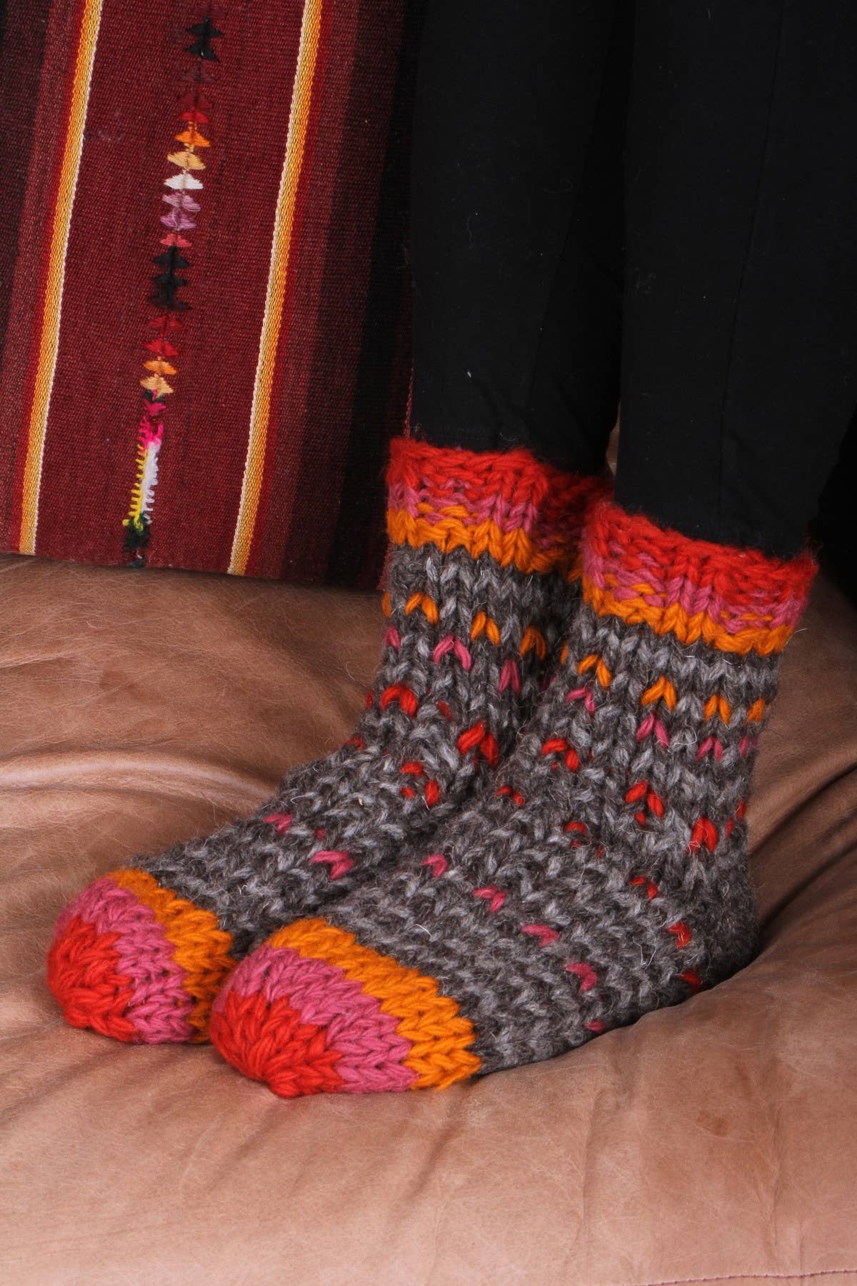Écorce/Terre Arica - Chaussettes de canapé en laine tricotées à la main, rayées marron et rouge en vente sur Faire3
