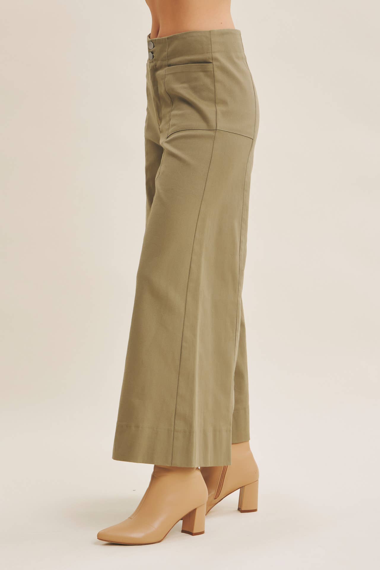 in february - Vente Jean – femme - PANTALON COURT À JAMBES LARGES ET TAILLE HAUTE EXTENSIBLE15