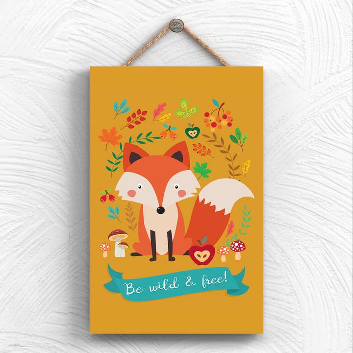 P1947 - Targa decorativa da appendere con volpe con scritta «Be Wild And Free» per la vendita all'ingrosso da parte di Vivid Squid Wholesale