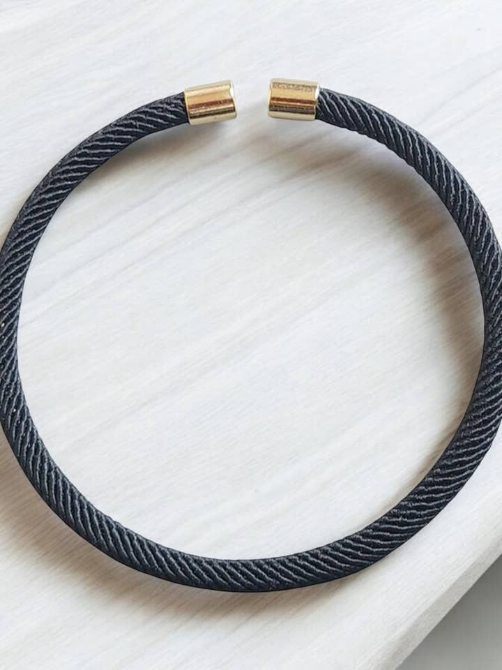 Messingmanchetarmbånd indpakket justerbar sort reb for engroshandel hos GentrybyJenna