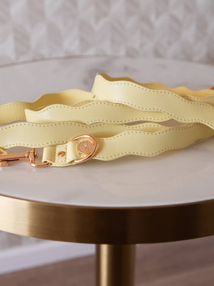 Laisse réglable Wavy Lilo pour la vente par Floofs and Cookies