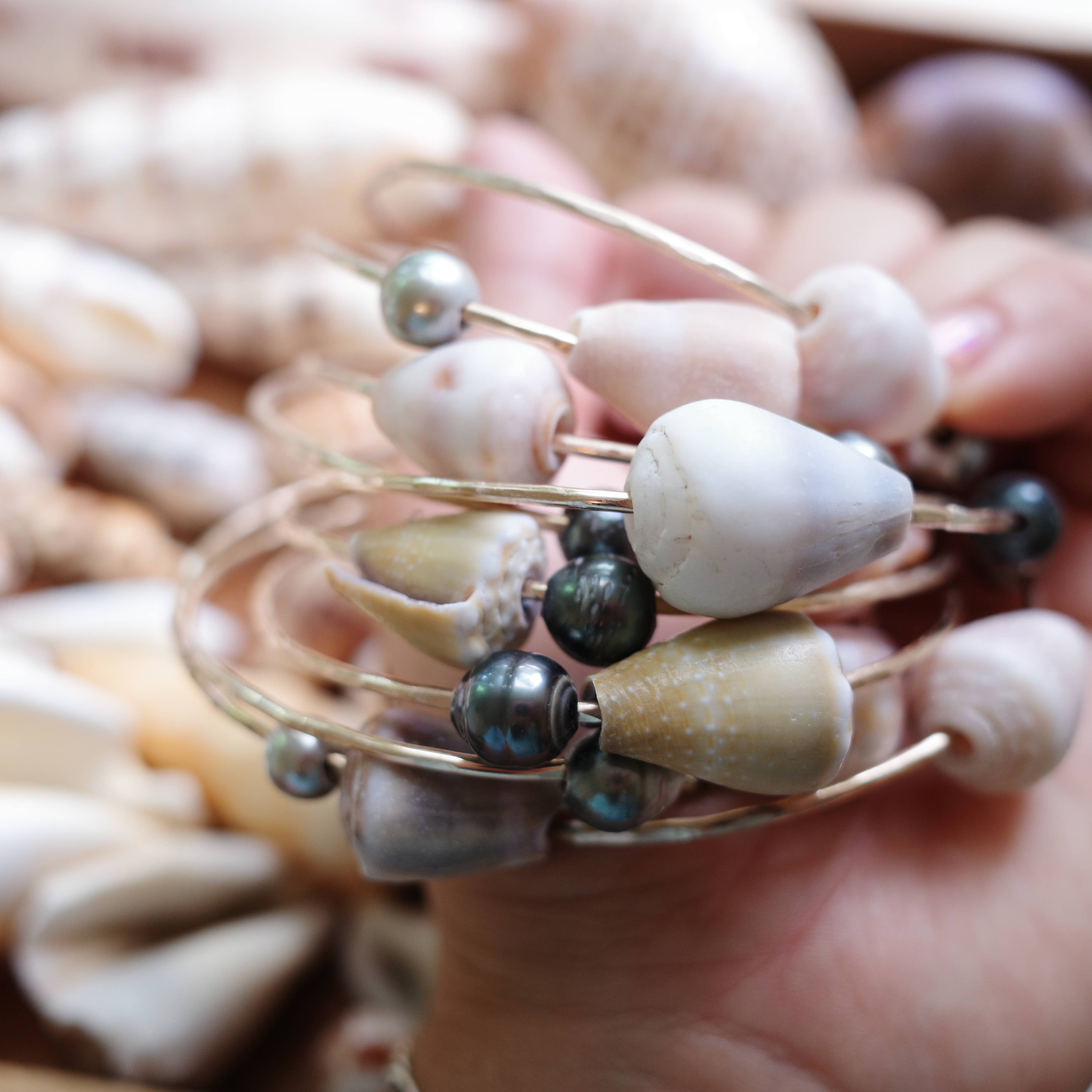 Flotsam & Co. Hawaii - Vente Bracelet jonc - Bracelet jonc perle de Tahiti et coquille cône5