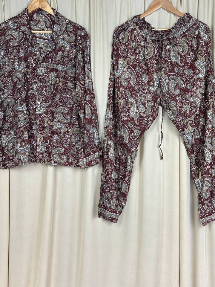 Recyceltes Seiden-Pyjama-Set, Locker sitzendes Pyjama-Set, Weicher Schlafanzug für den Großhandel von The Eastern Loom