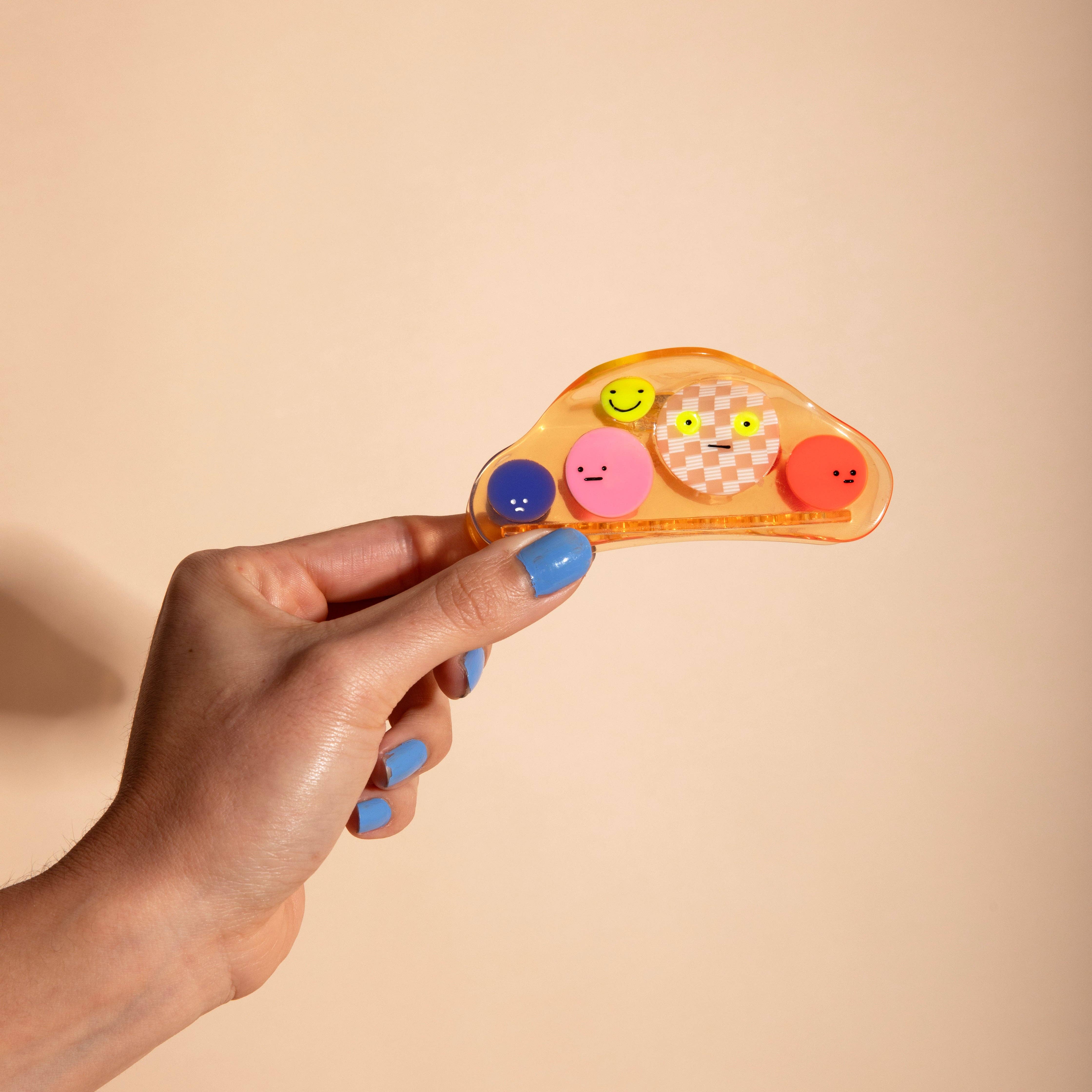 Carolyn Suzuki – wholesale Hair clip – Women’s – FACES - Hair Claw3