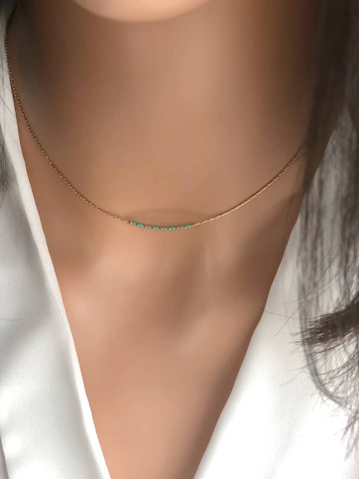 Collier minimaliste/collier de perles délicates/Modèle court à superposer pour la vente par 36th Child Jewelry