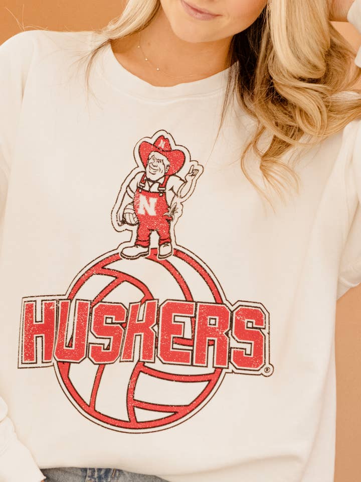 LivyLu - Wholesale Graphic Sweatshirt - Unisex - Nebraska Huskers Volleyball Mascot Wht Thrifted Sweatshirt