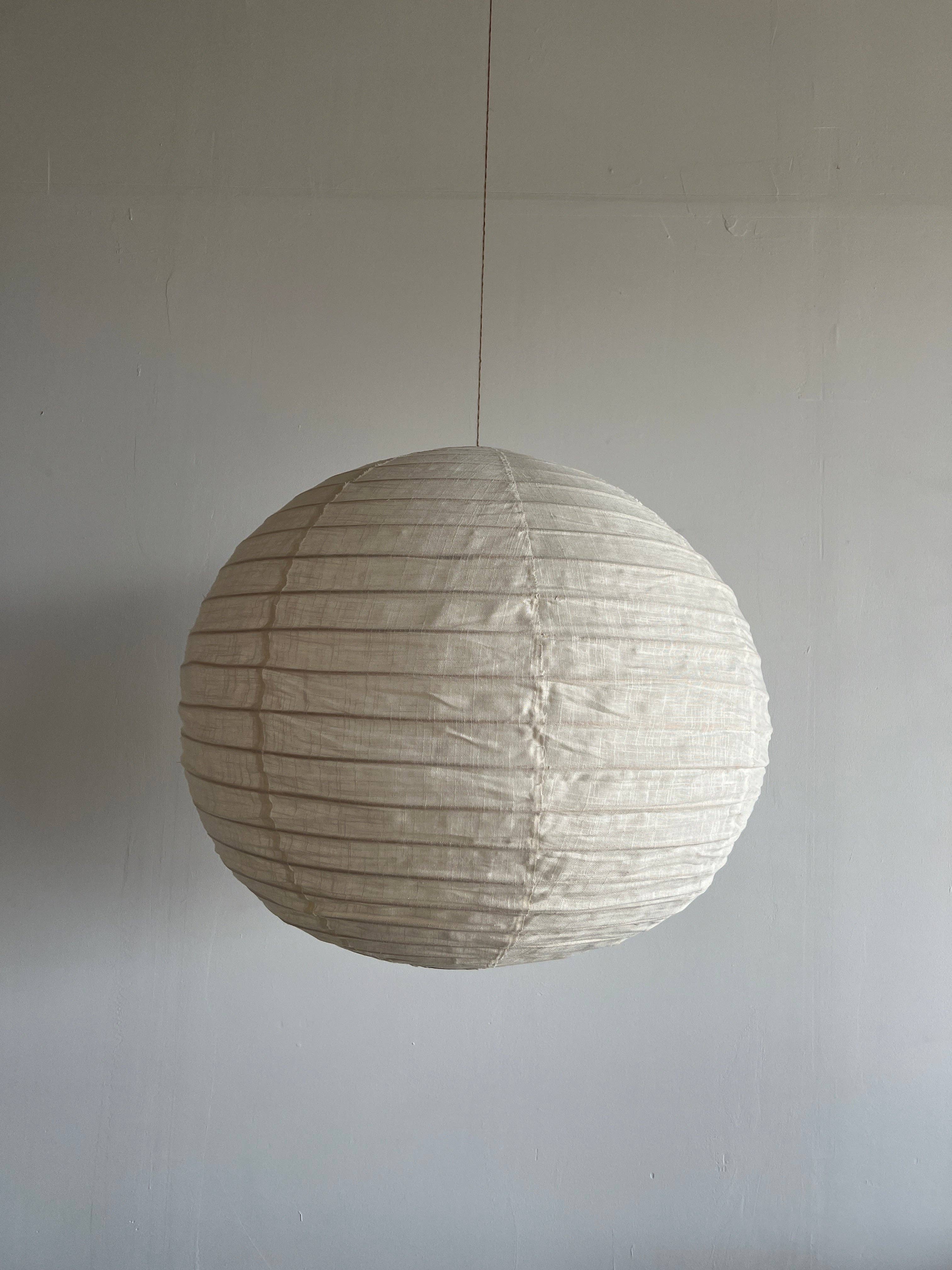Office Objets - Wholesale Chandelier/Hanging Light - Medium round Japanese-style pendant light in rattan and natural linen D:4049