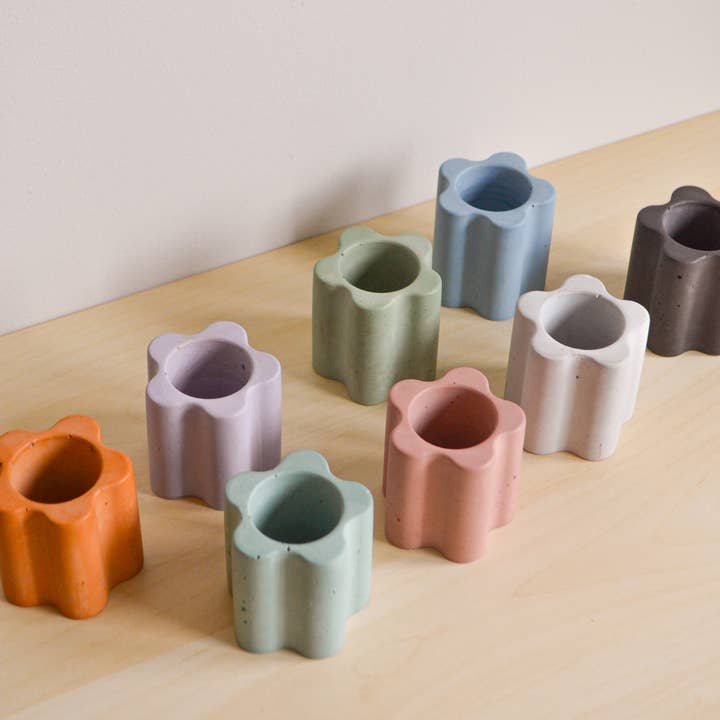 LindaMakess - Wholesale Lucifersdoosje/houder - Betonnen luciferhouder in madeliefvorm met strijkvlak0