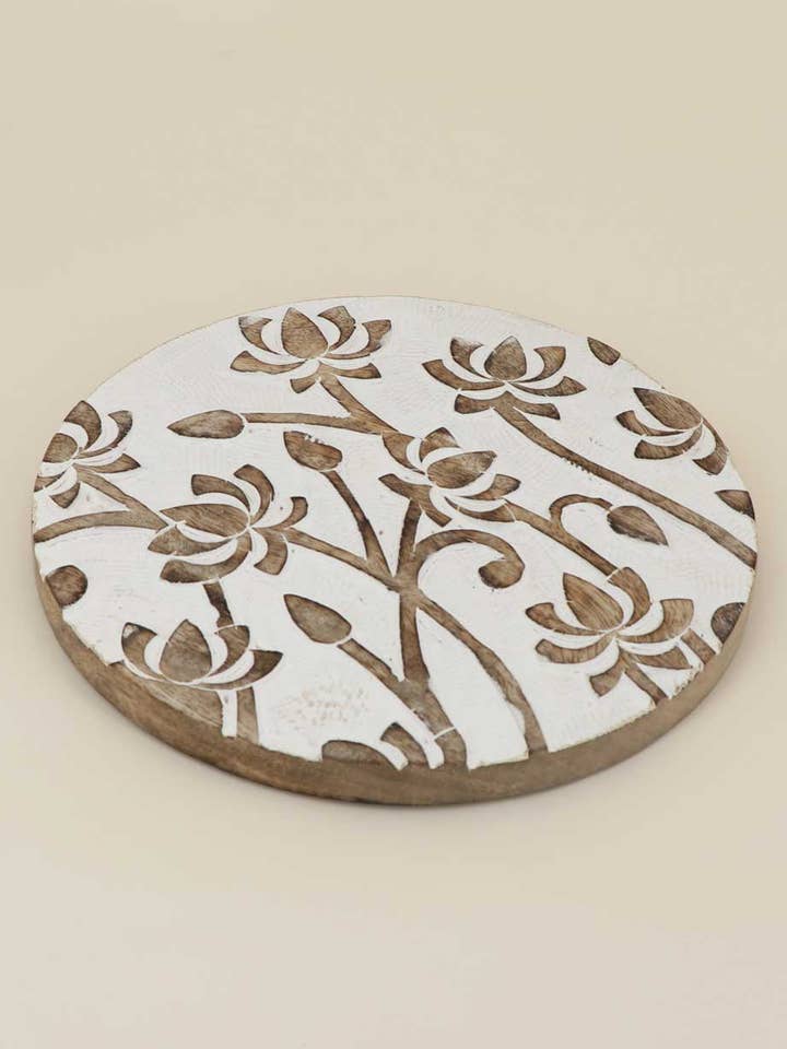 Sottopentola rotondo in legno di loto intagliato a mano Fairtrade per la vendita all'ingrosso da parte di Buddha Groove