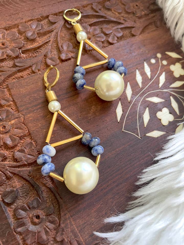 The Gretchen Earring - Blauwe Sodaliet Pearl Statement oorring voor wholesale door XTRA by Stacey