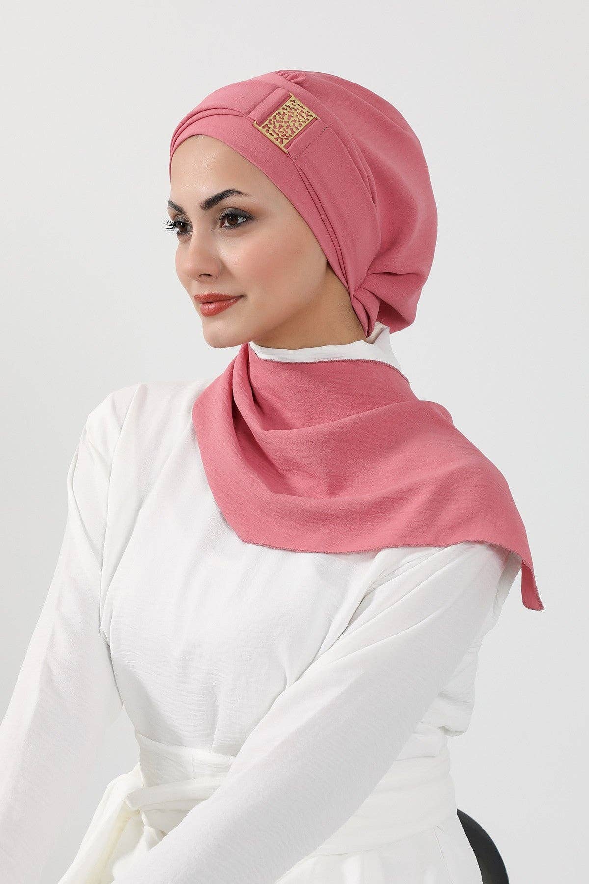 Aisha's Design – wholesale Hijab – Women’s – Modest Fashion Instant Aerobin Turban with Leopard Pattern Accessory, Pre-Tied Aerobin Hijab with Chic Metal Accessory,HT-11A27