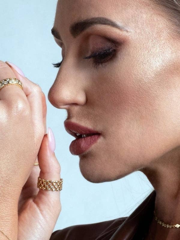 Elegante anello a fascia in zirconia cubica a forma di cuore «Love» per la vendita all'ingrosso da parte di Nayla Jewelry