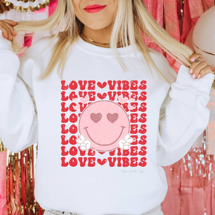 Felpa Love Vibes per la vendita all'ingrosso da parte di Okie Made Tees