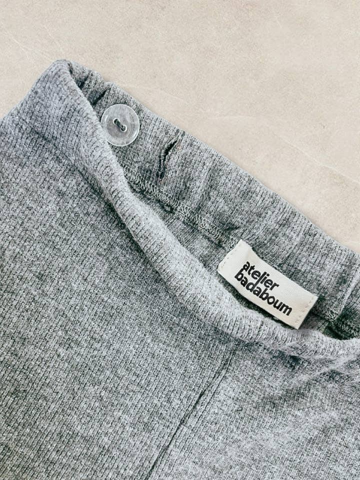 Ribbet bomuldsleggings Breeze - lysegrå for engroshandel hos Atelier Badaboum