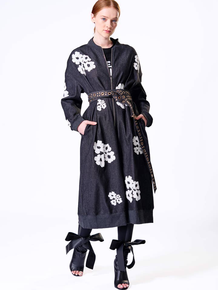 Abito con giacca a sbuffo in denim nero per la vendita all'ingrosso da parte di The Fifth Week