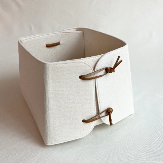 Zora Botanica - Vendita all'ingrosso Cestini - Cesto portaoggetti in feltro con laccio in pelle0