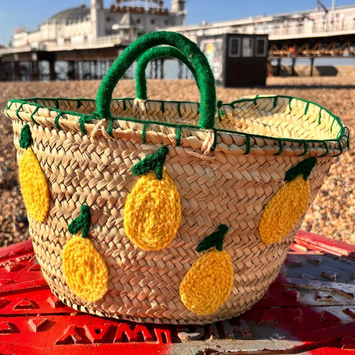 Handgewebte Zitronen-Strohkörbchentasche – Besticktes Fruchtmotiv für den Großhandel von HandHappiness
