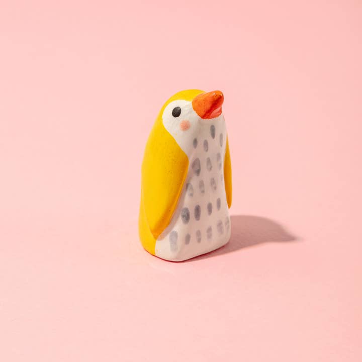 Baby Pingvin Gul / Keramikstycke för wholesale av Ana Seixas