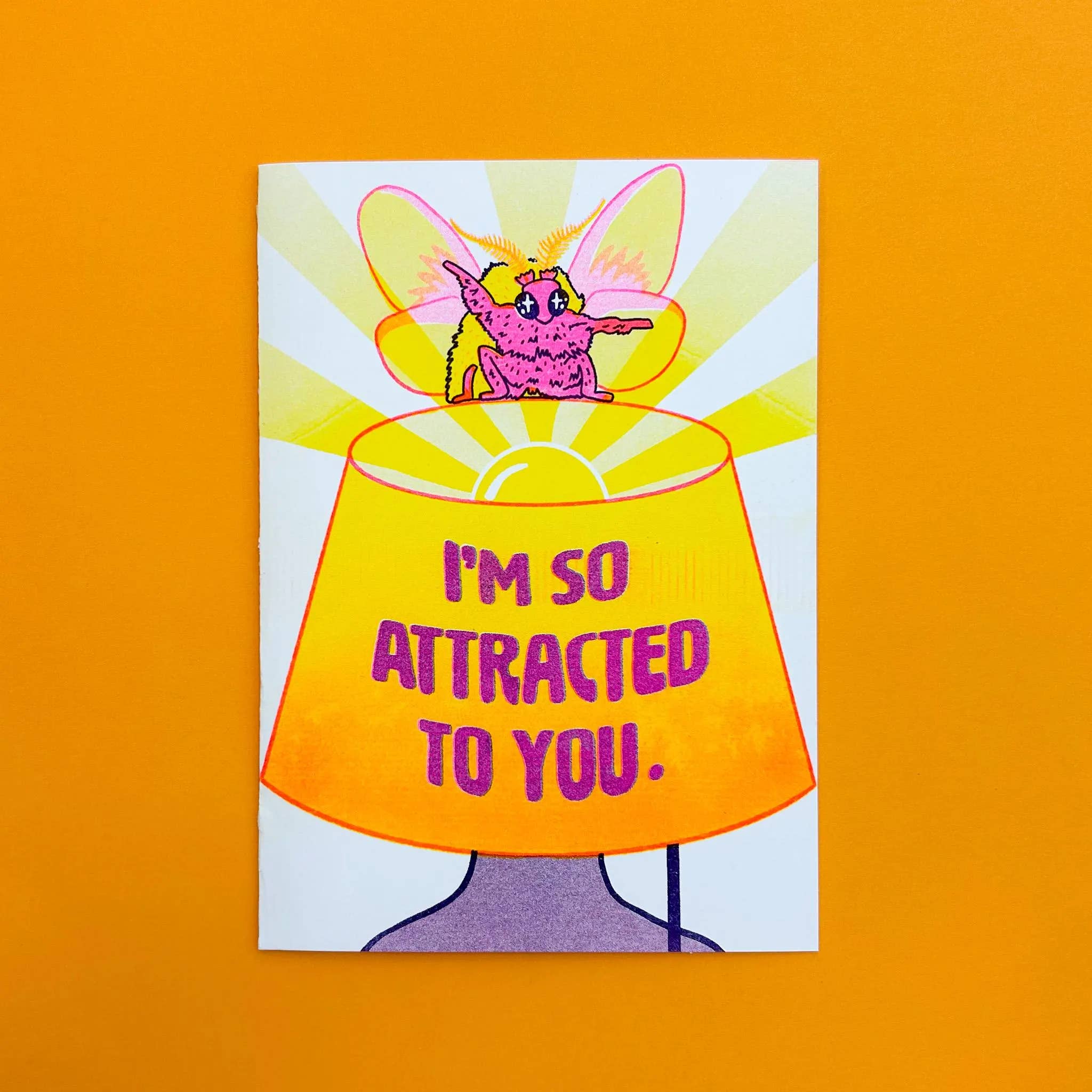 Foolish Designs - Venta al por mayor Tarjetas de amor - Lámpara Risograph Greet con diseño de polilla de arce rosa con la forma de I'm So Tracted To You