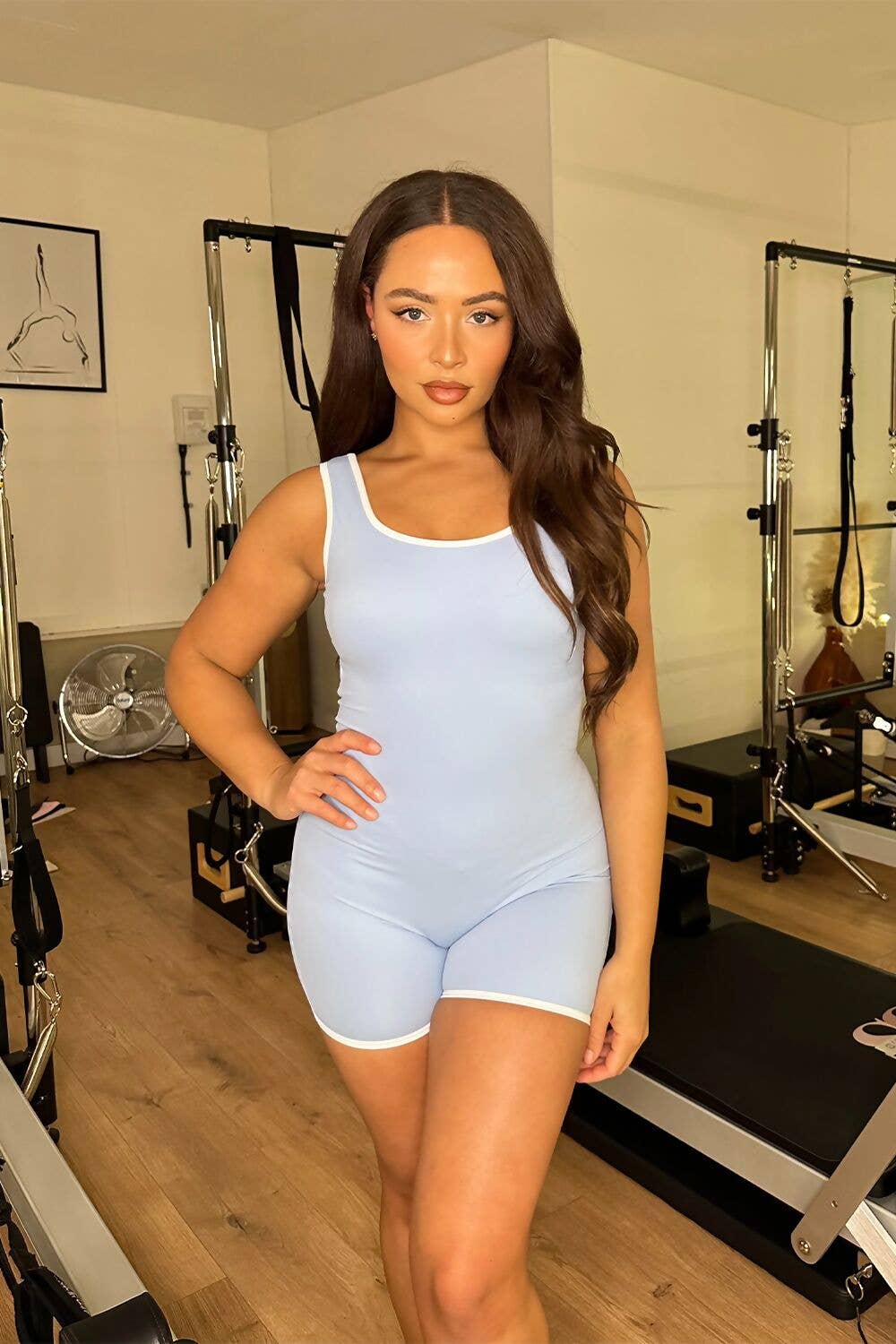 bleu ciel Combinaison courte bleu ciel avec découpe au dos et bordure passepoilée - Clio en vente sur Faire