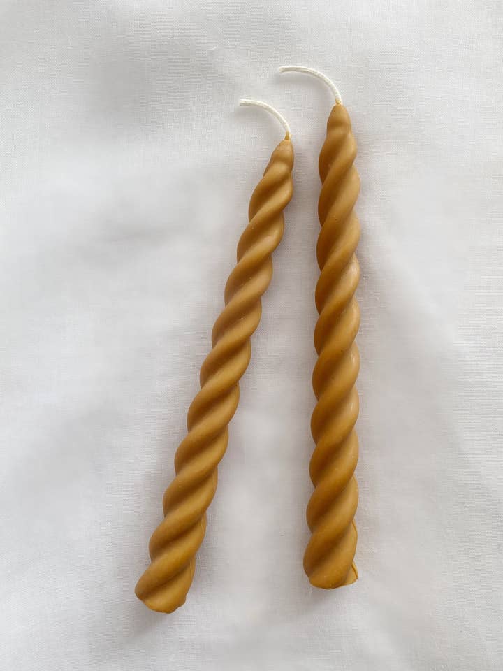 Deep Toffee Twirl Candle Sticks Set. Vegansk, Soja for engroshandel hos SoieLondon