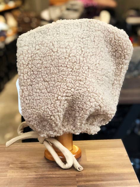 Bonnet Sherpa en polaire pour femmes avec cravates Bonnet automne-hiver pour la vente par Comfortarians