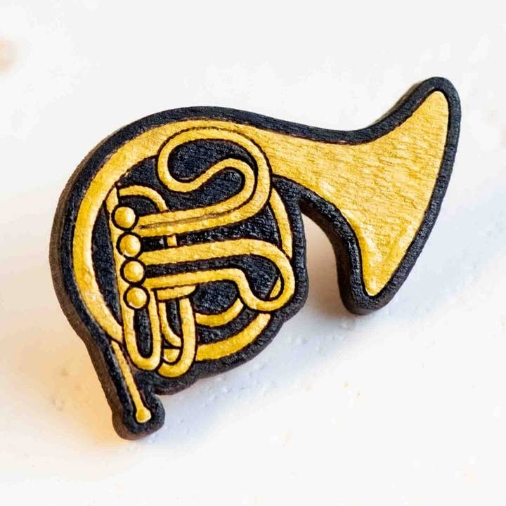 Badge à épinglette en bois en corne française peint à la main - PT45193 pour la vente par Robin Valley