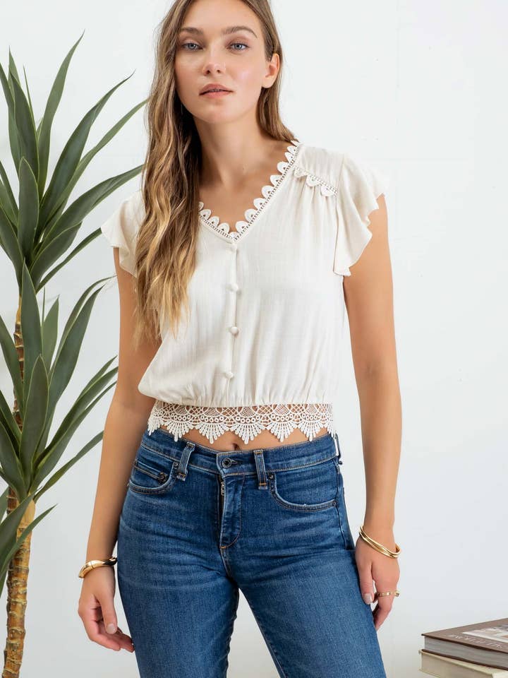 Blu Pepper – Blusa - Mulher por atacado – Top cropped de manga curta com renda, laço nas costas e botões frontais9