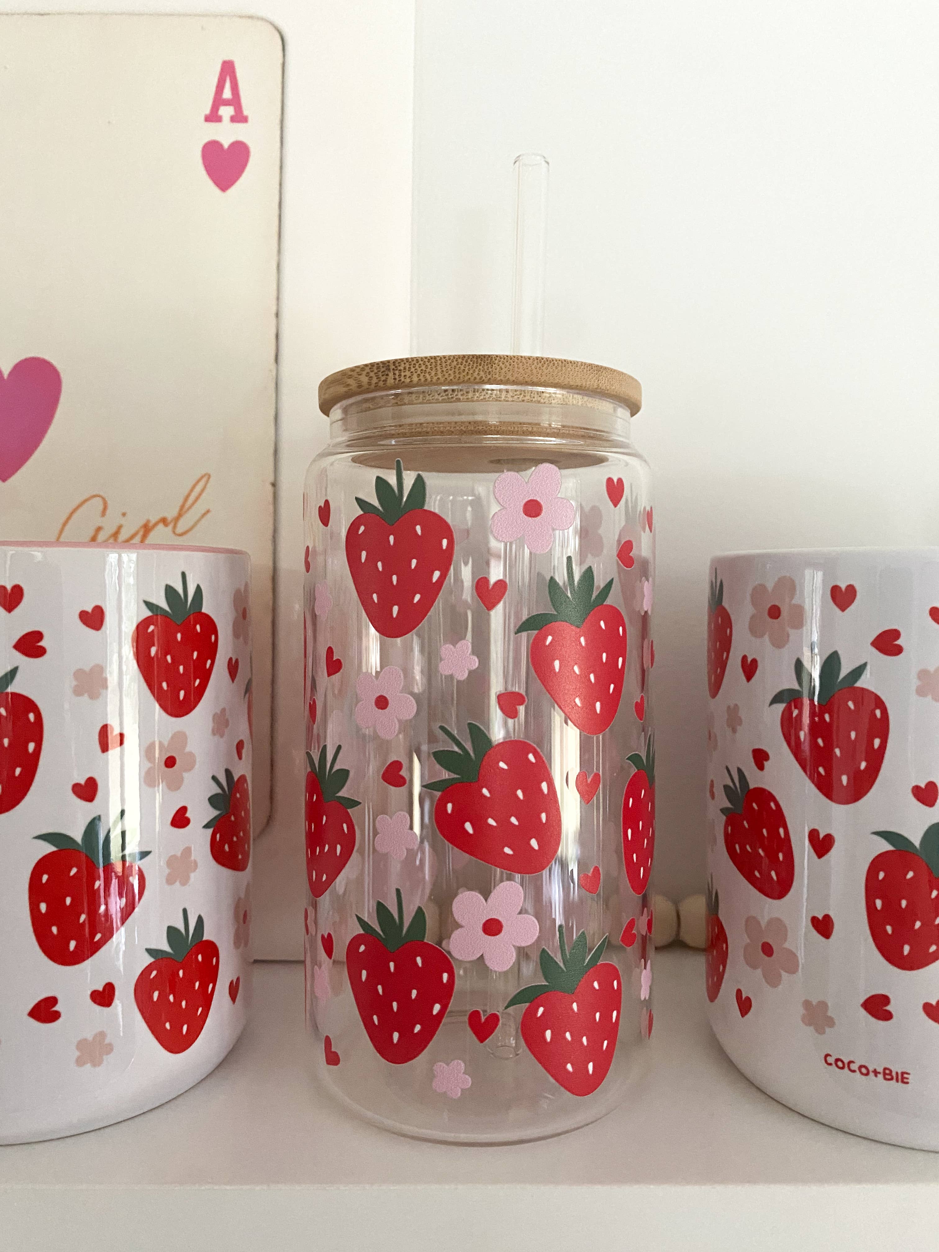 coco+bie designs - Wholesale Drinkglas/beker - 16oz glazen kanbeker met aardbeien- en hartjesdesign - Fruit, zomer2