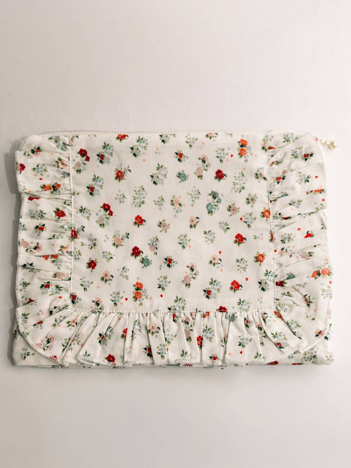 Petite Bouquet | Pochette à Volants Florale Intemporelle avec Fermeture Éclair pour la vente par Piper&Cloth