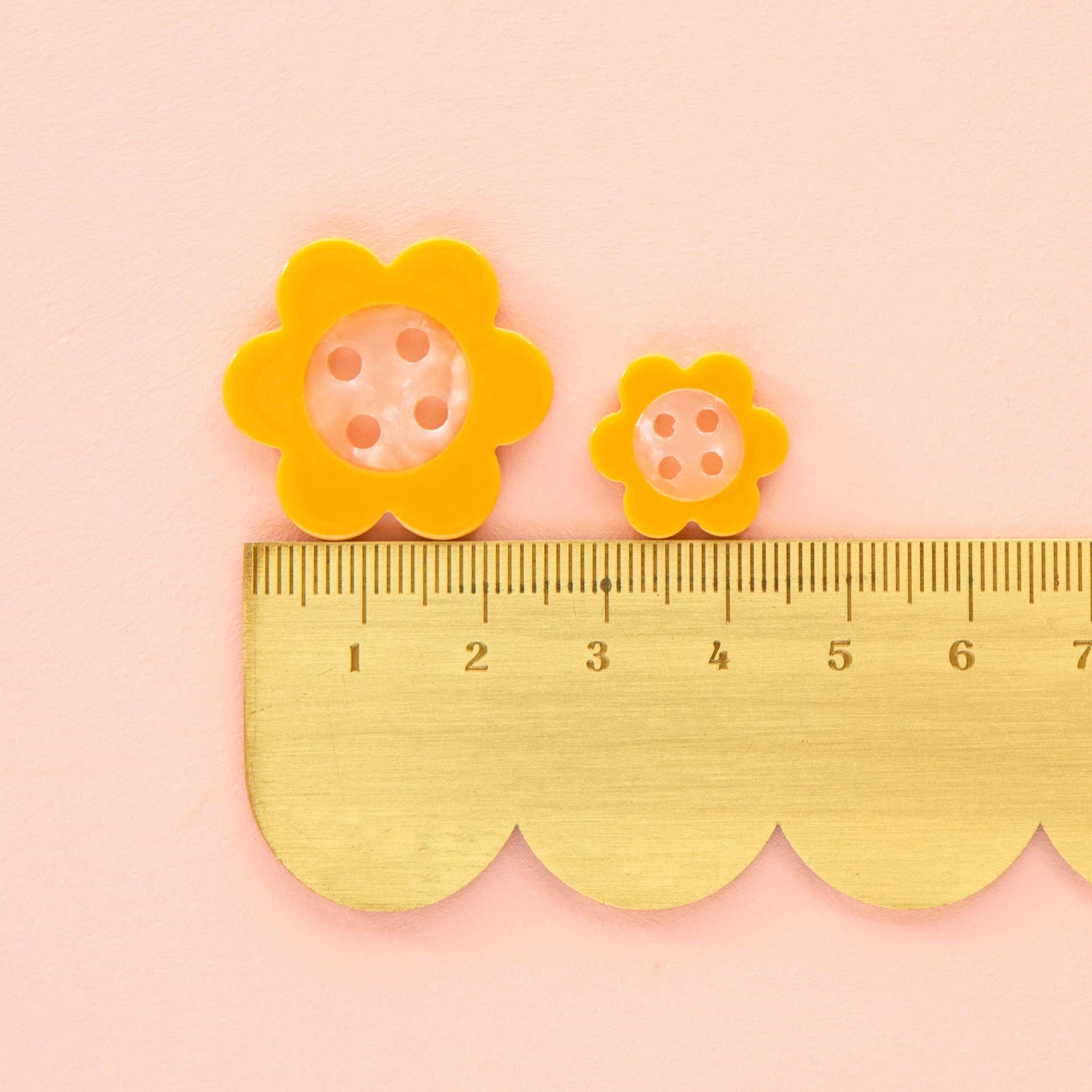 Sarah Hearts - Wholesale Sewing Button/Snap - Yellow Daisy Large 1" Buttons2