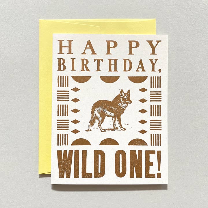 Carte typographique - Joyeux anniversaire Wild One - Coyote pour la vente par Runaway Press