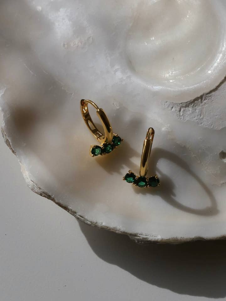 ORION HUGGIE- SMARAGD for engroshandel hos Katie Waltman Jewelry