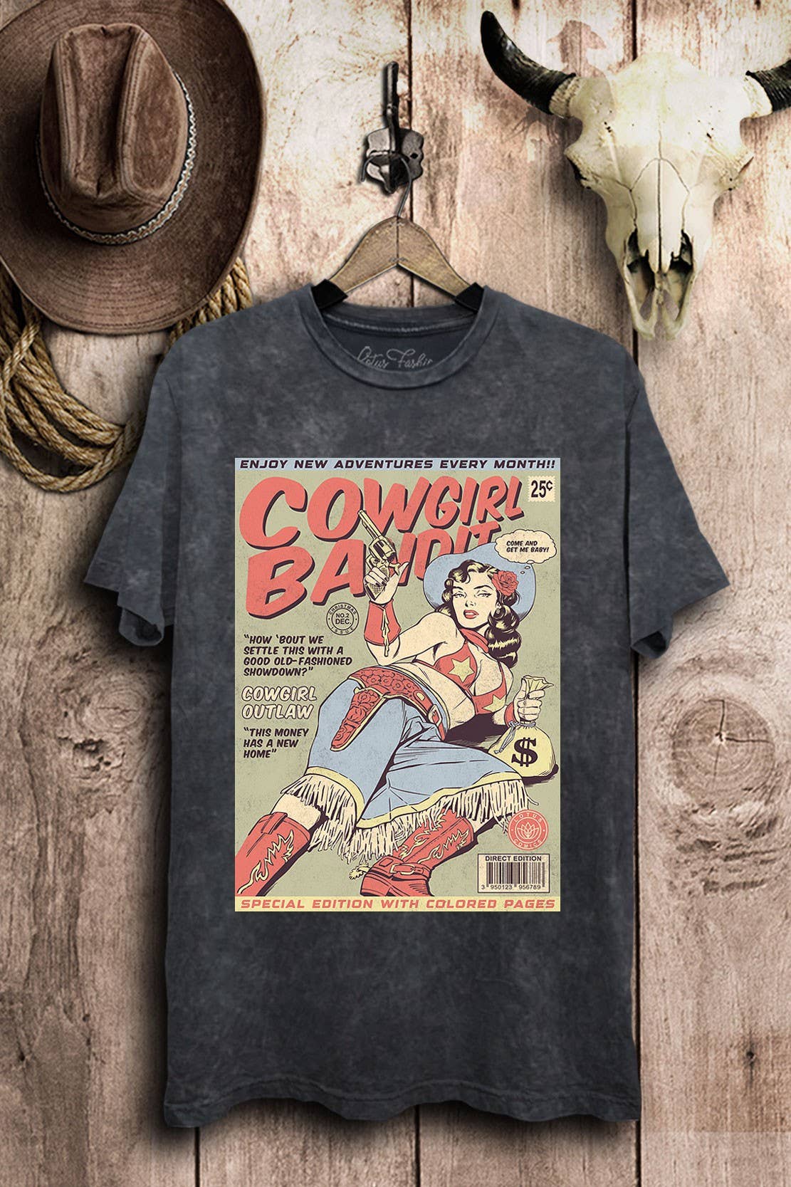 Lotus Fashion Collection - Venta al por mayor Camiseta serigrafiada - Mujer - Camiseta Gráfica Retro de Cómics de Bandida Vaquera del Oeste5