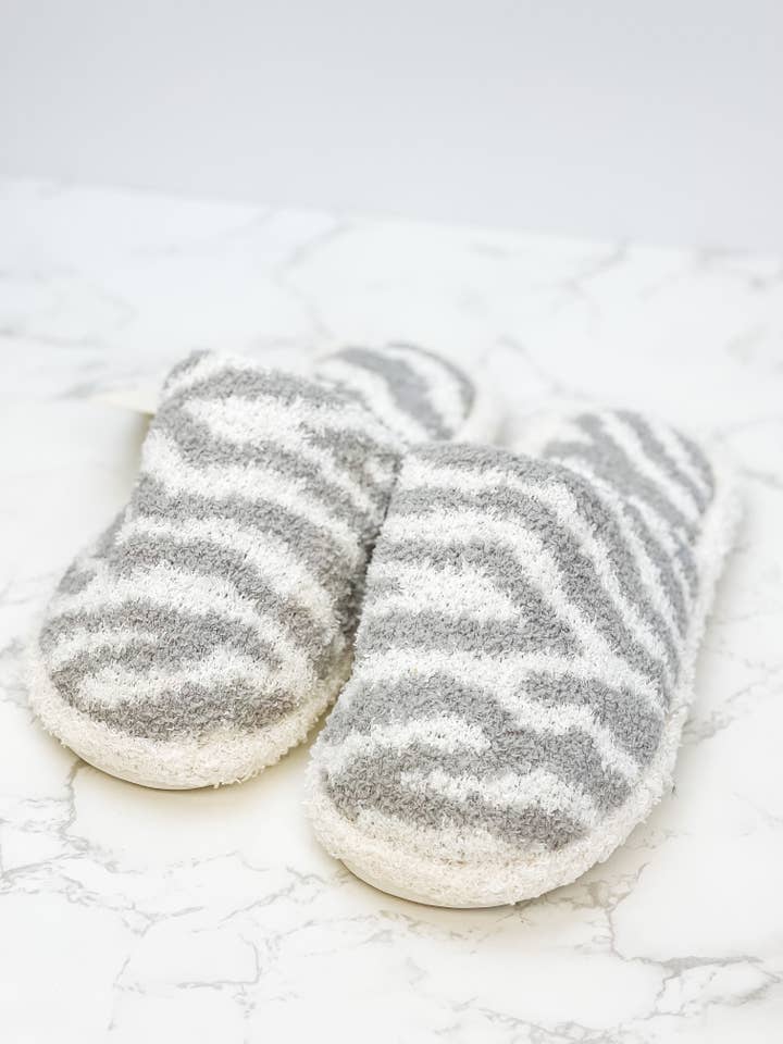 Pantoufles Zebra Fuzzy pour la vente par Prep Obsessed Wholesale