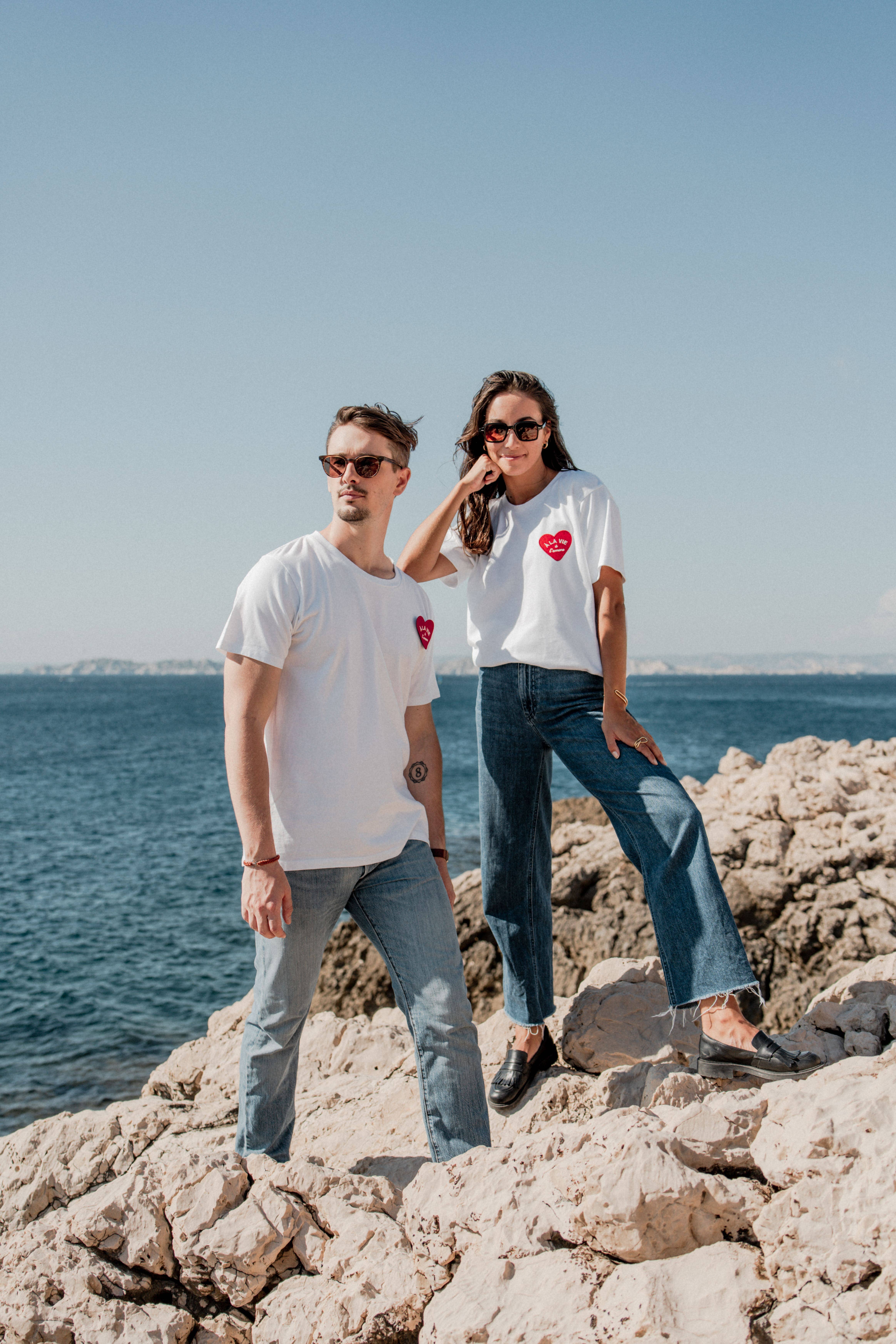 Un baiser français s'il vous plaît - Wholesale T-Shirt - Unisex - Embroidered heart patch T-shirt2