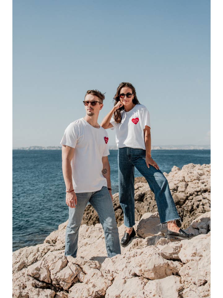 Un baiser français s'il vous plaît - Wholesale T-Shirt - Unisex - Embroidered heart patch T-shirt2