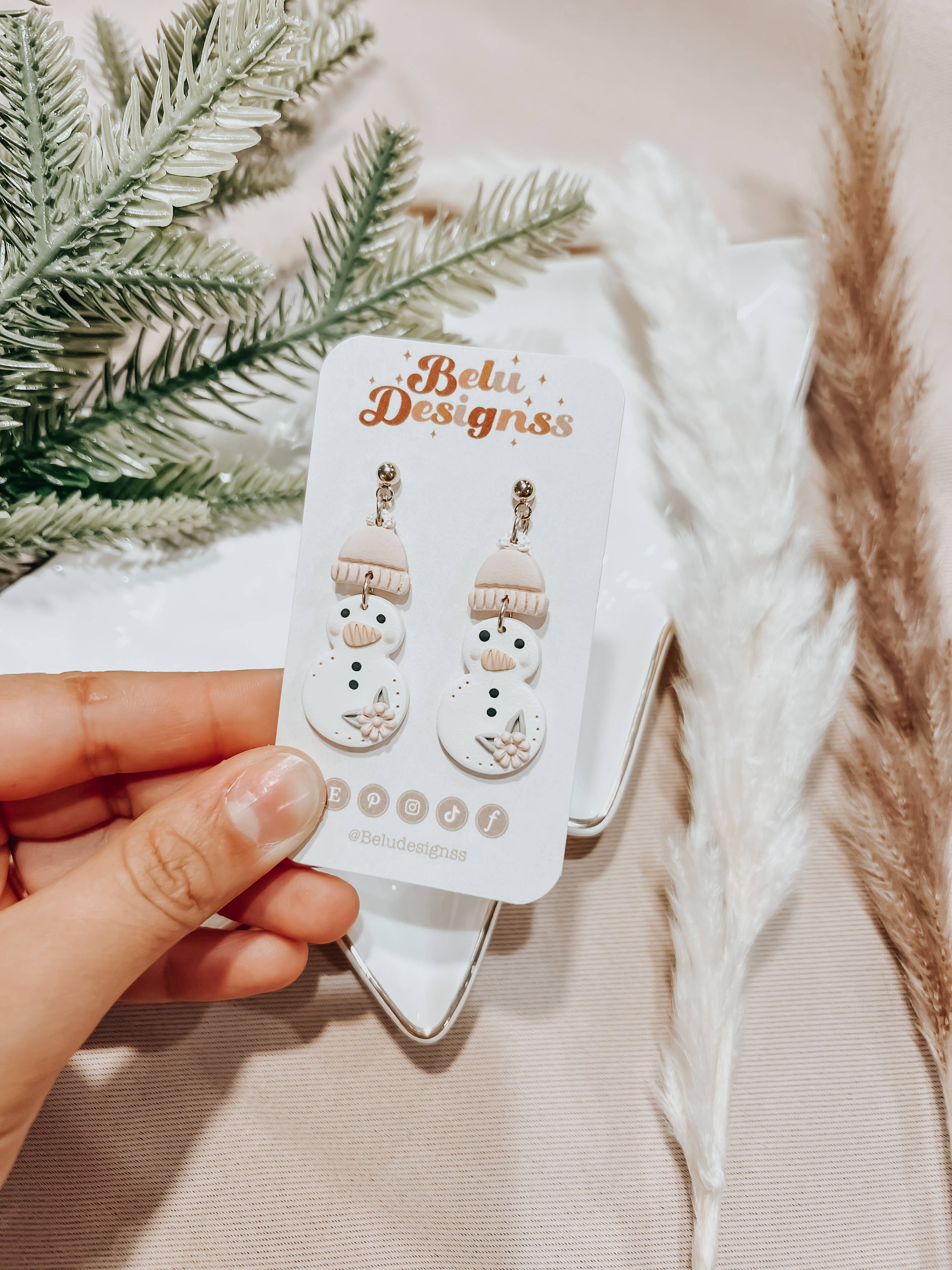 Belu Designss – Engroshandel Hængeøreringe og creoløreringe – Snemand med pink hat jul polymer ler øreringe8