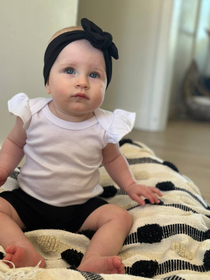 Shorties noirs pour bébé/enfant en bas âge pour la vente par Jena Bug Baby