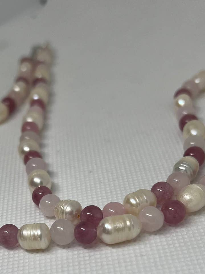 Collana Strawberry Rose per la vendita all'ingrosso da parte di Dragonfly Mama Designs, LLC