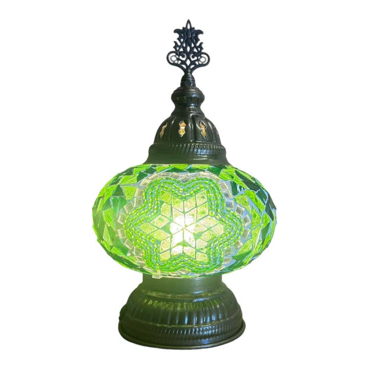 86007: LAMPADA DA TAVOLO CON PARALUME A MOSAICO PRESSATO DA 7" "SQUATTY" - LED IN per la vendita all'ingrosso da parte di Import Corner