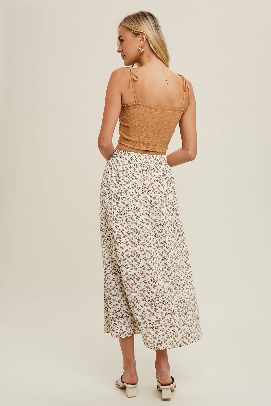 Wishlist Apparel – Großhandel Strickoberteil – Damen – CROSSOVER-MINI-MODELL MIT GESMOKTEM CROSSOVER-SCHNITT/WL23-834311