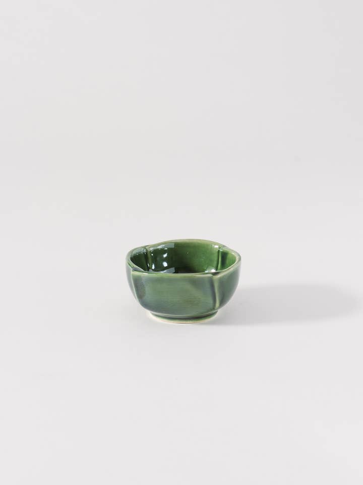 LAKOLE Mino Ware mini skål med glat, transparent grøn glasur og blomsterdesign for engroshandel hos LAKOLE